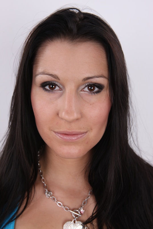 1. Download full pics of Tereza (24) from czechcasting.com