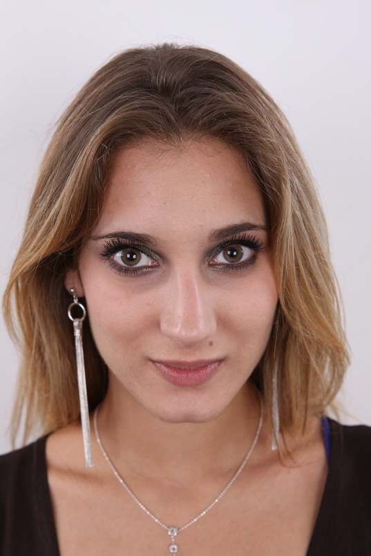 1. Download full pics of Hana (24) from czechcasting.com