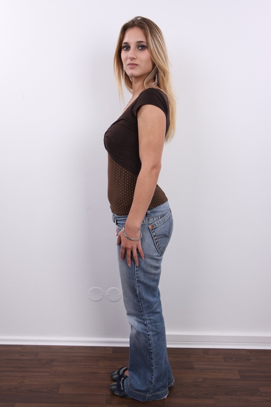 3. Download full pics of Hana (24) from czechcasting.com