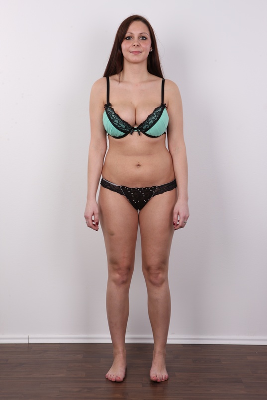 7. Download full pics of Andrea (23) from czechcasting.com