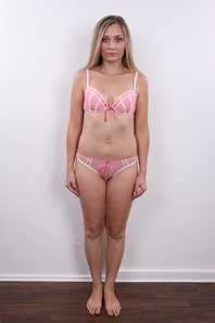 6. Download full pics of Hanka (31) from czechcasting.com