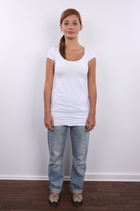 4. Download full pics of Zuzana (20) from czechcasting.com