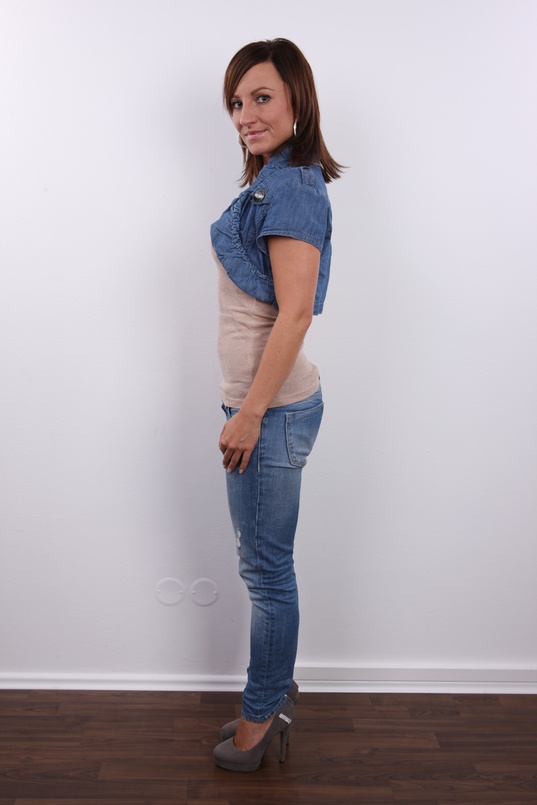 3. Download full pics of Simona (26) from czechcasting.com