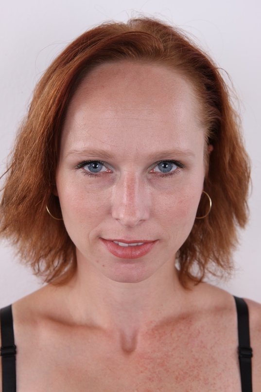 1. Download full pics of Pavla (32) from czechcasting.com