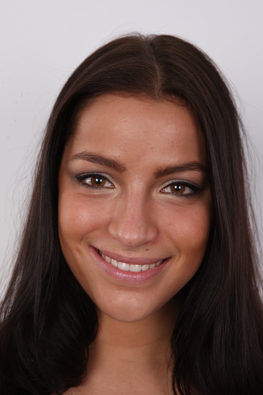 1. Download full pics of Tereza (21) from czechcasting.com