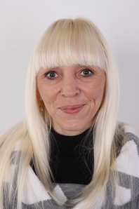 1. Download full pics of Dana (50) from czechcasting.com