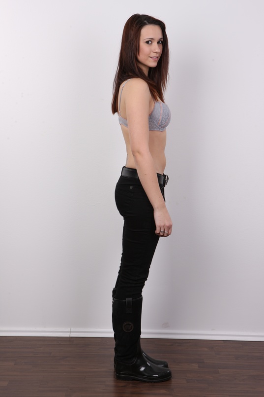 5. Download full pics of Monika (20) from czechcasting.com