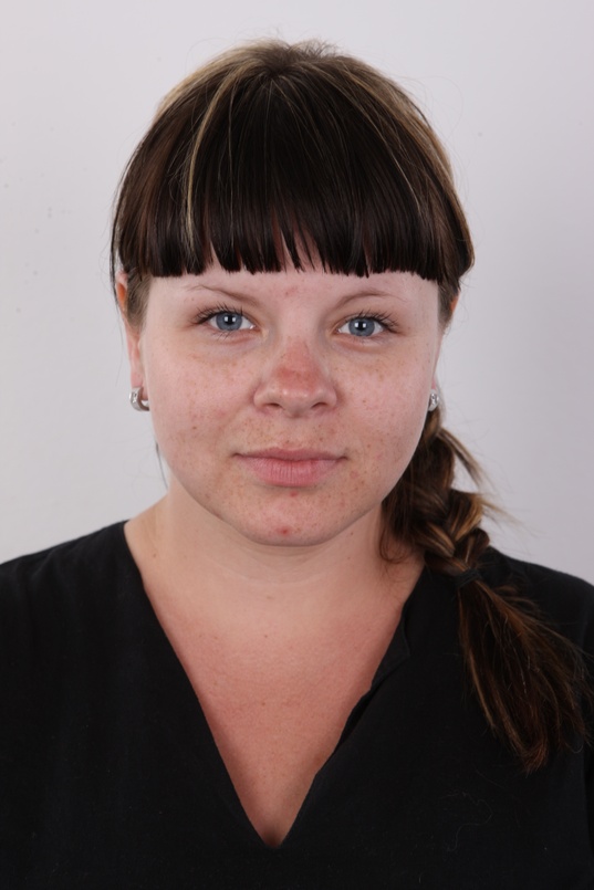 1. Download full pics of Zdena (24) from czechcasting.com