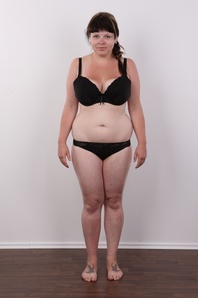 4. Download full pics of Zdena (24) from czechcasting.com