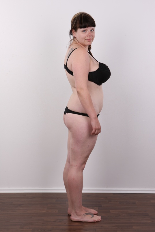 5. Download full pics of Zdena (24) from czechcasting.com