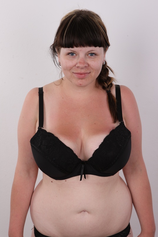 6. Download full pics of Zdena (24) from czechcasting.com