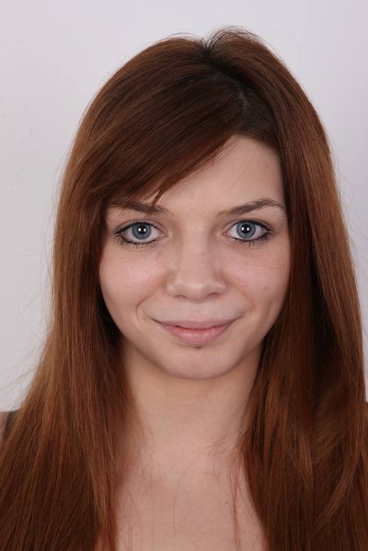 1. Download full pics of Adriana (19) from czechcasting.com