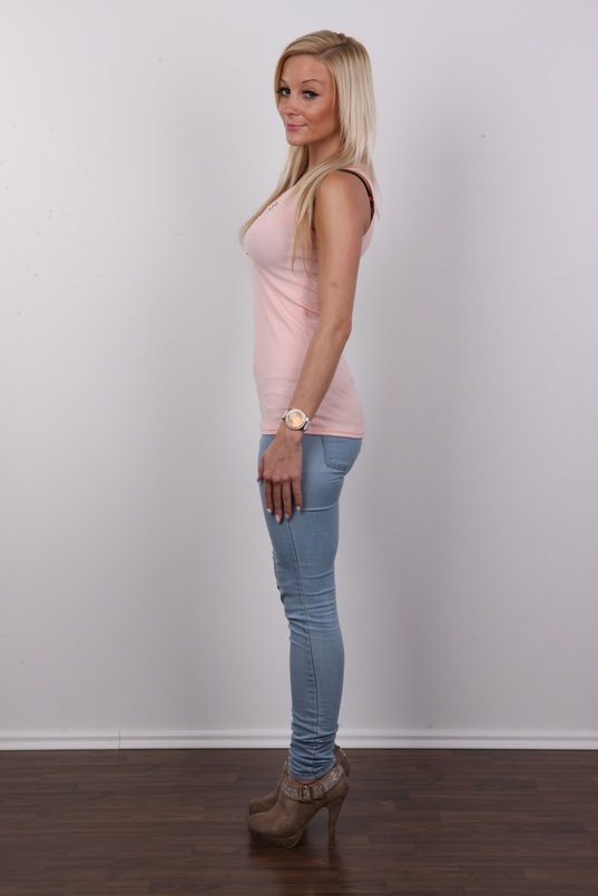 3. Download full pics of Veronika (23) from czechcasting.com