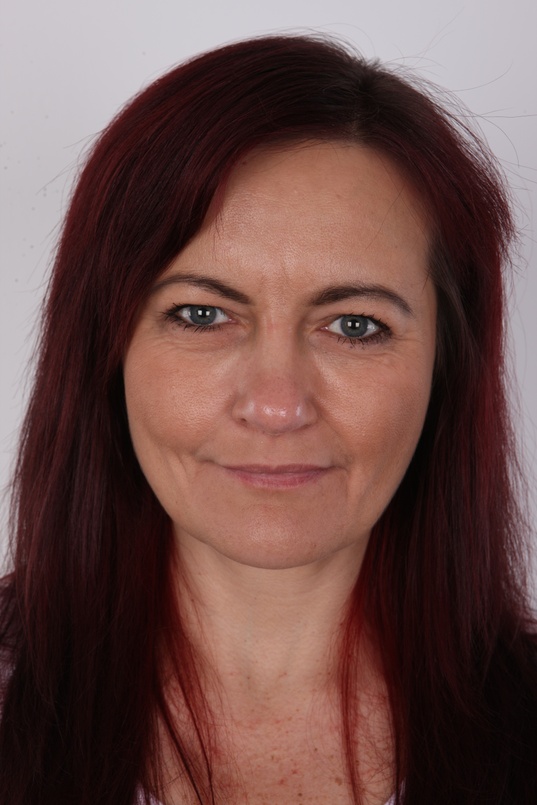 1. Download full pics of Simona (44) from czechcasting.com