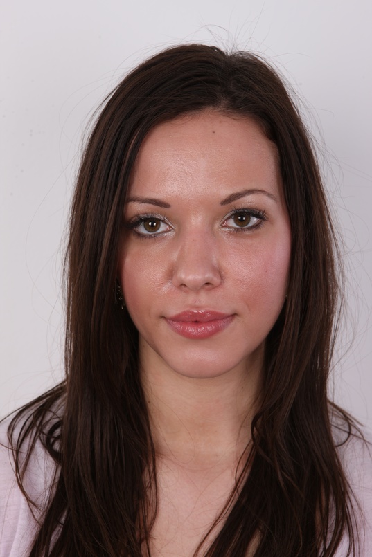 1. Download full pics of Gabriela (24) from czechcasting.com