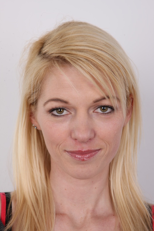 1. Download full pics of Veronika (27) from czechcasting.com