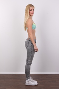 5. Download full pics of Denisa (18) from czechcasting.com