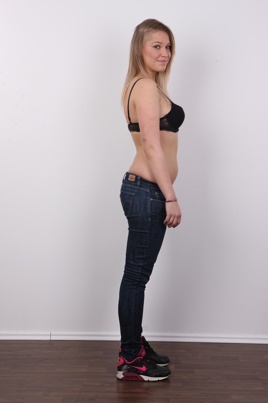 5. Download full pics of Aneta (21) from czechcasting.com