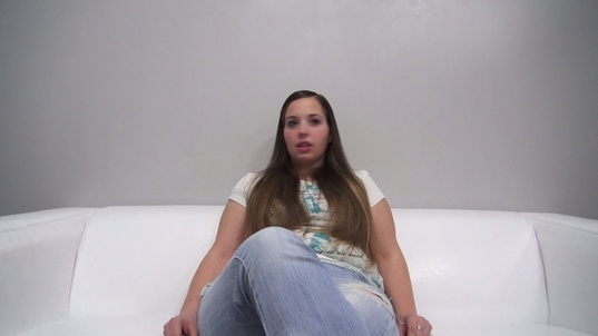 1. Download full pics of Hanka (27) from czechcasting.com