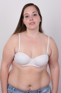 6. Download full pics of Hanka (27) from czechcasting.com