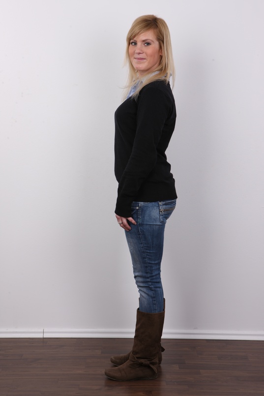 3. Download full pics of Martina (25) from czechcasting.com