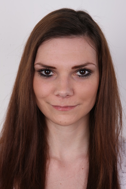 1. Download full pics of Karolina (18) from czechcasting.com