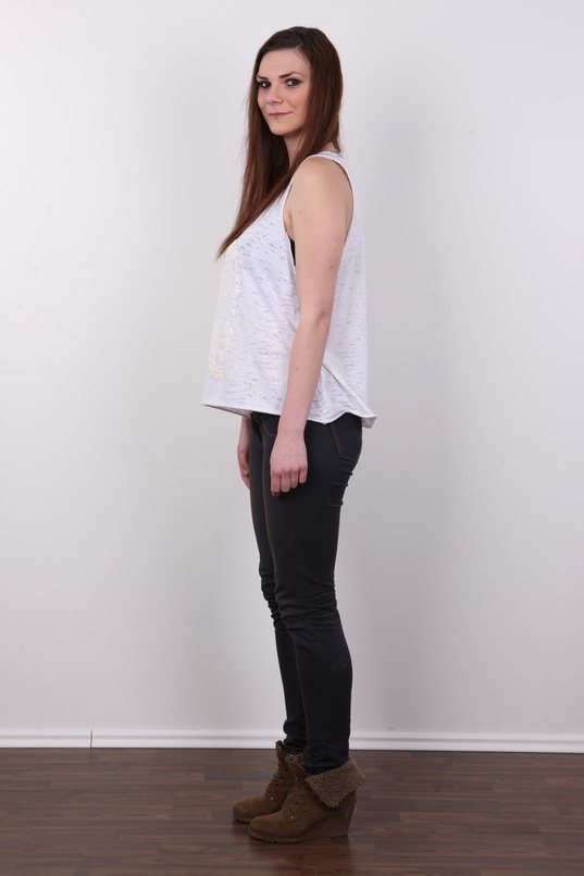 3. Download full pics of Karolina (18) from czechcasting.com