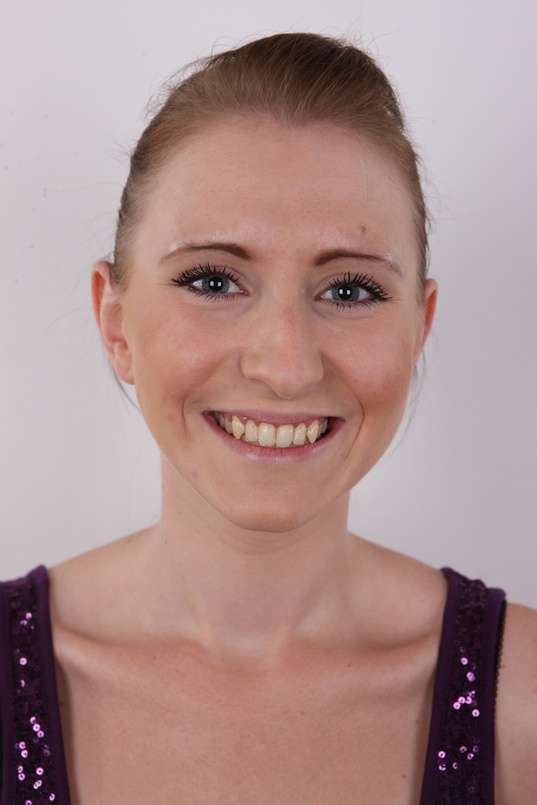 1. Download full pics of Hanka (21) from czechcasting.com