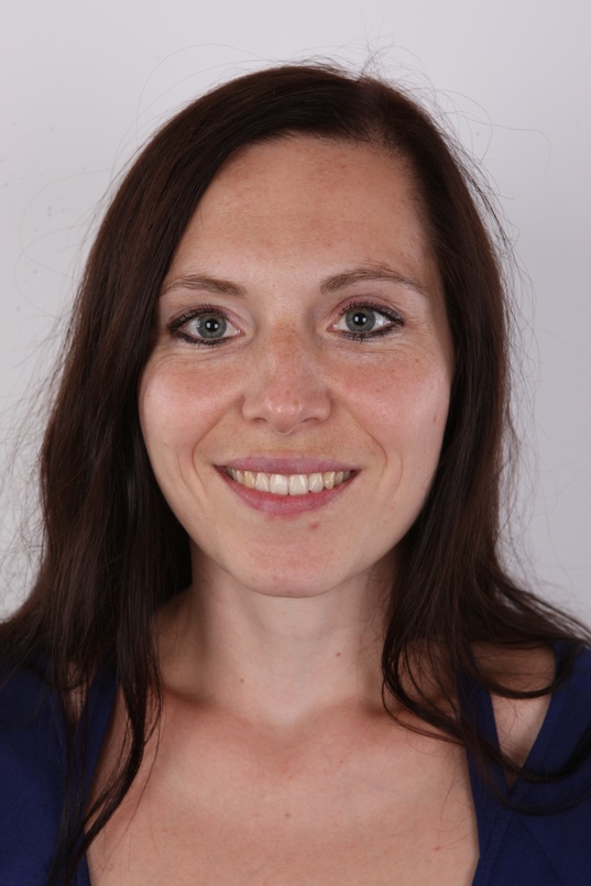 1. Download full pics of Vendula (29) from czechcasting.com