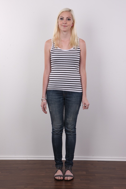 2. Download full pics of Zdenka (19) from czechcasting.com