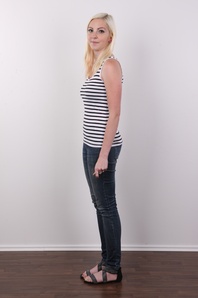 3. Download full pics of Zdenka (19) from czechcasting.com