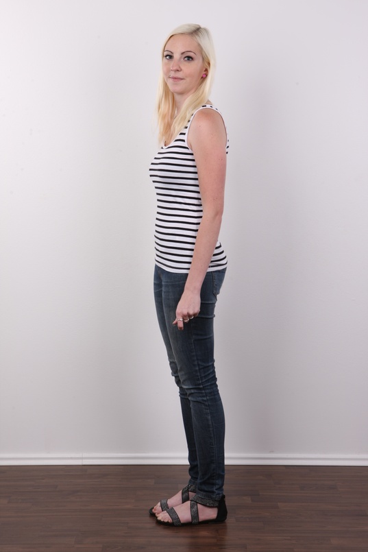 3. Download full pics of Zdenka (19) from czechcasting.com