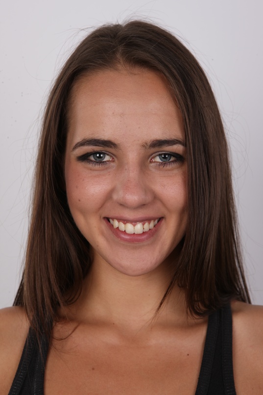 1. Download full pics of Anna (19) from czechcasting.com