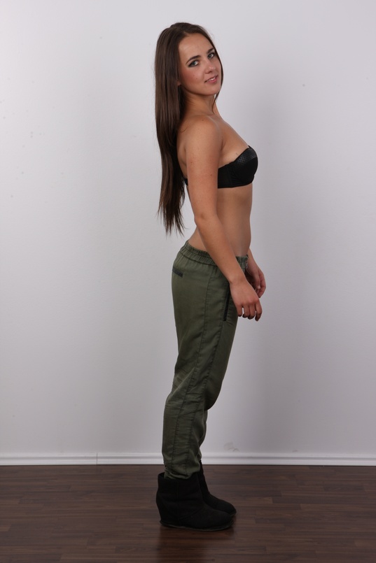 5. Download full pics of Anna (19) from czechcasting.com