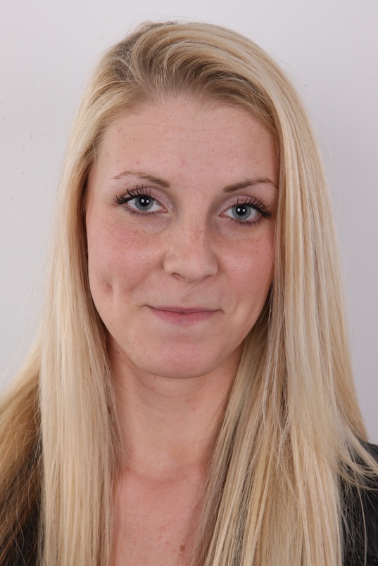 1. Download full pics of Veronika (20) from czechcasting.com