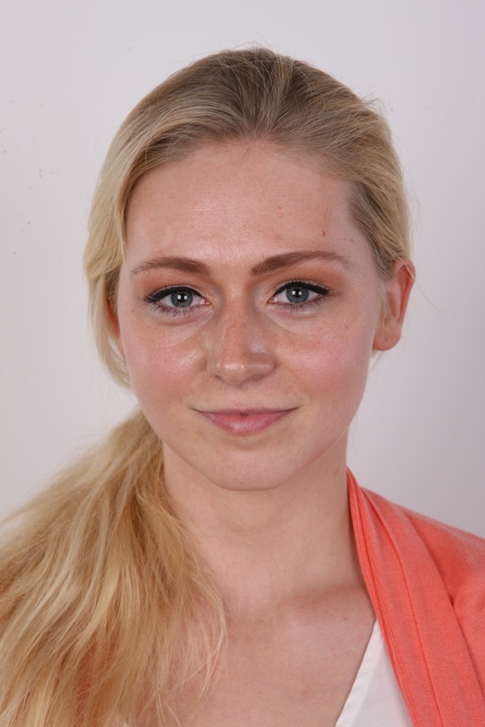 1. Download full pics of Marketa (26) from czechcasting.com