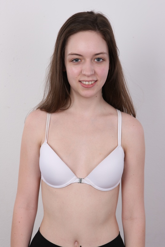 6. Download full pics of Jana (20) from czechcasting.com