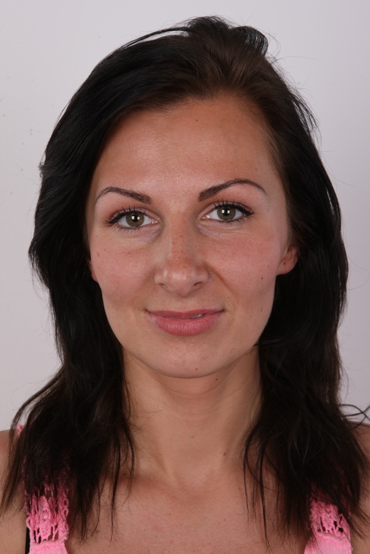 1. Download full pics of Laura (28) from czechcasting.com