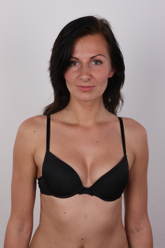 6. Download full pics of Laura (28) from czechcasting.com