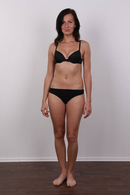 7. Download full pics of Laura (28) from czechcasting.com