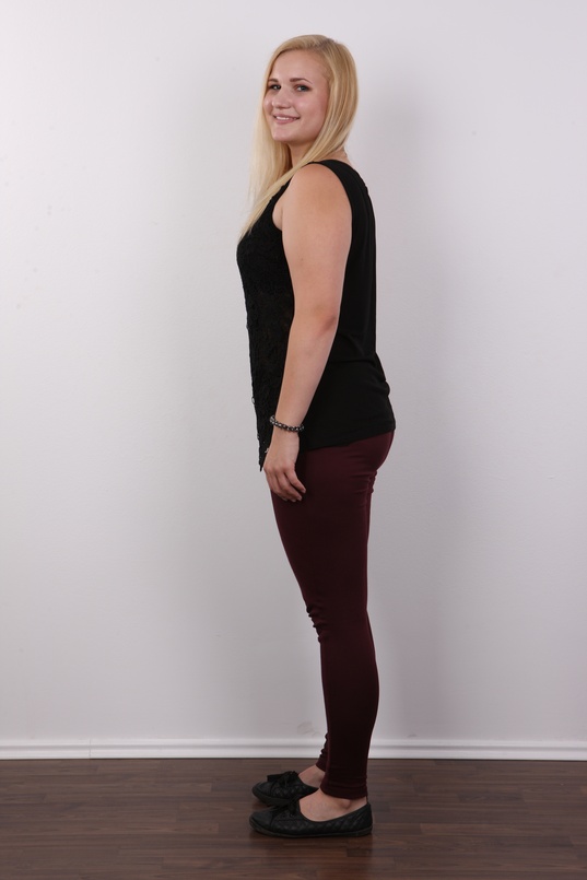 3. Download full pics of Jana (19) from czechcasting.com