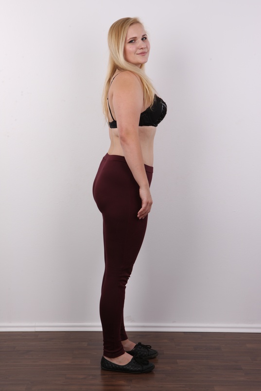 4. Download full pics of Jana (19) from czechcasting.com