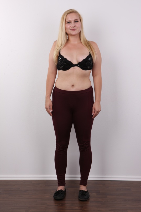 5. Download full pics of Jana (19) from czechcasting.com