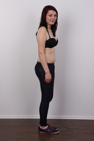 5. Download full pics of model Romana (24) from czechcasting.com