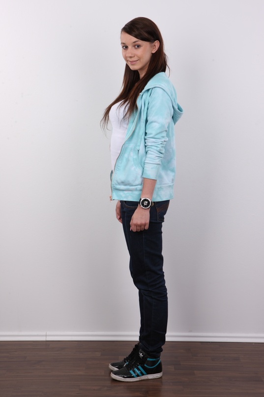 3. Download full pics of Veronika (19) from czechcasting.com