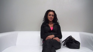 1. Download full pics of Linda (28) from czechcasting.com