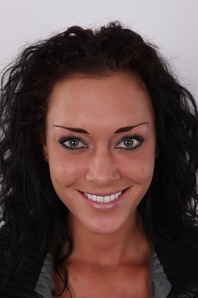 1. Download full pics of Linda (28) from czechcasting.com