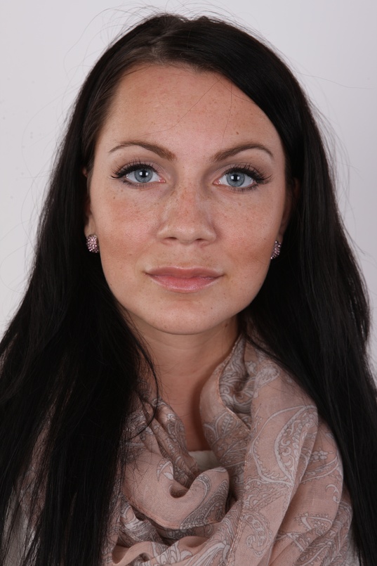 1. Download full pics of Zaneta (24) from czechcasting.com