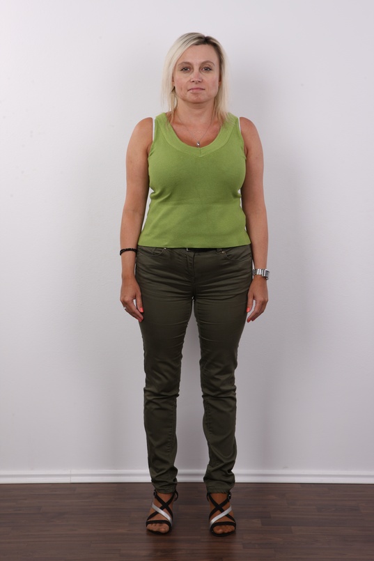 2. Download full pics of Marie (44) from czechcasting.com