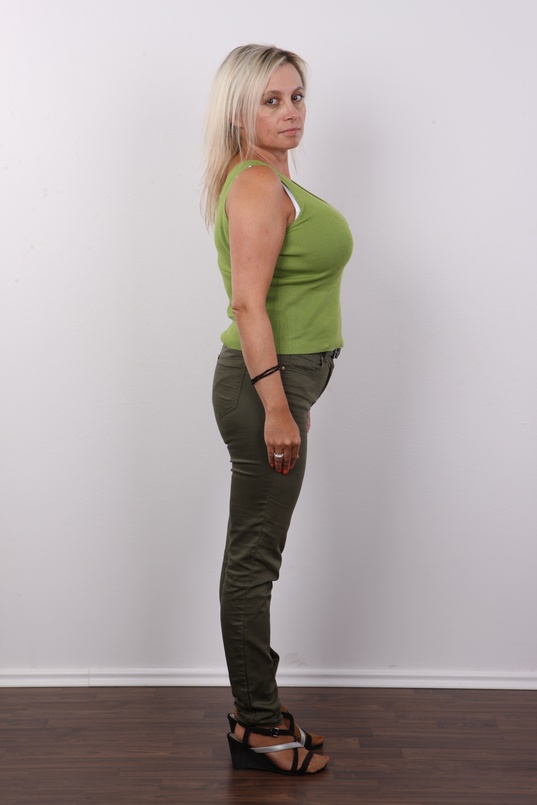 3. Download full pics of Marie (44) from czechcasting.com